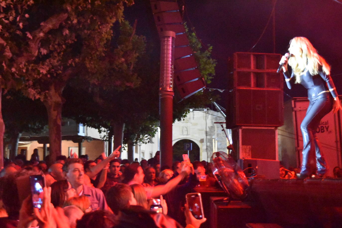 Marta Sánchez encandila a Herrera de Pisuerga