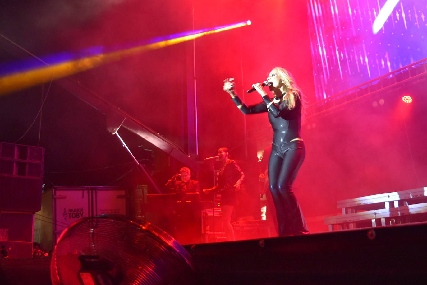 Marta Sánchez encandila a Herrera de Pisuerga