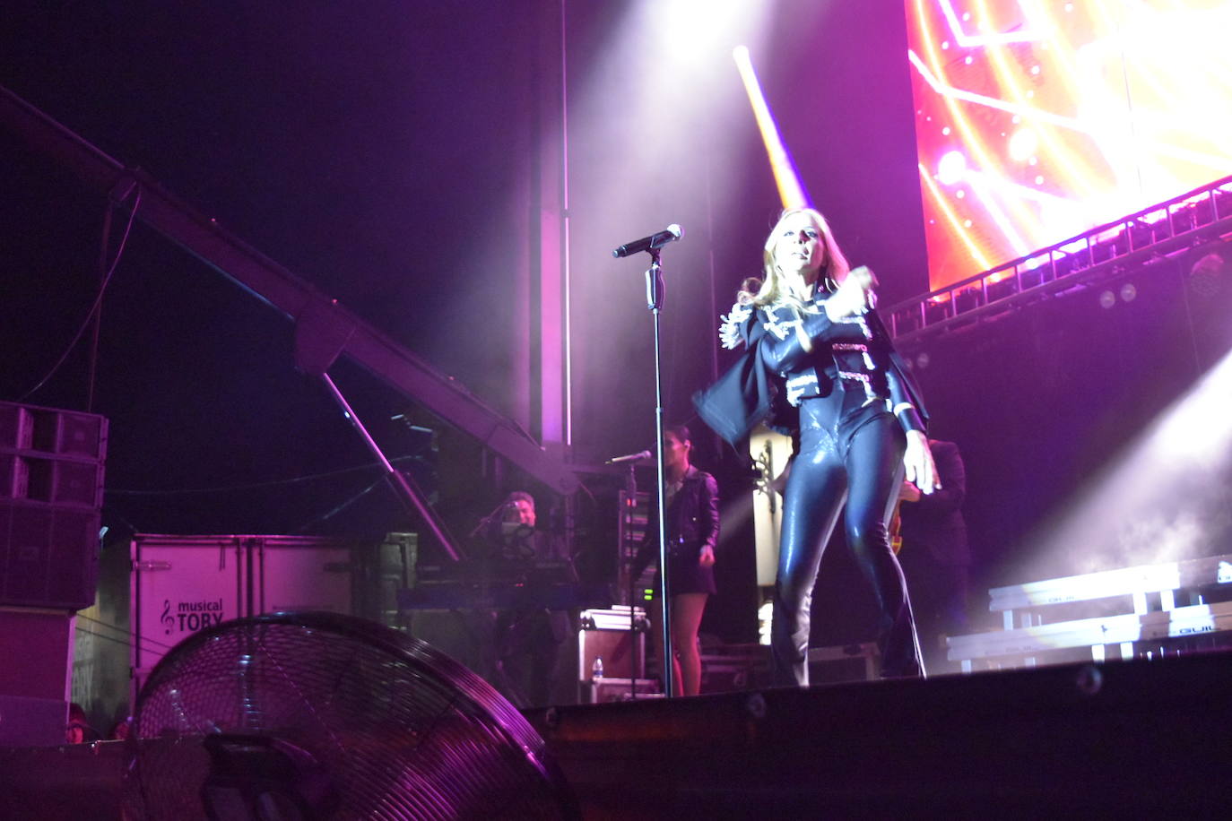 Marta Sánchez encandila a Herrera de Pisuerga