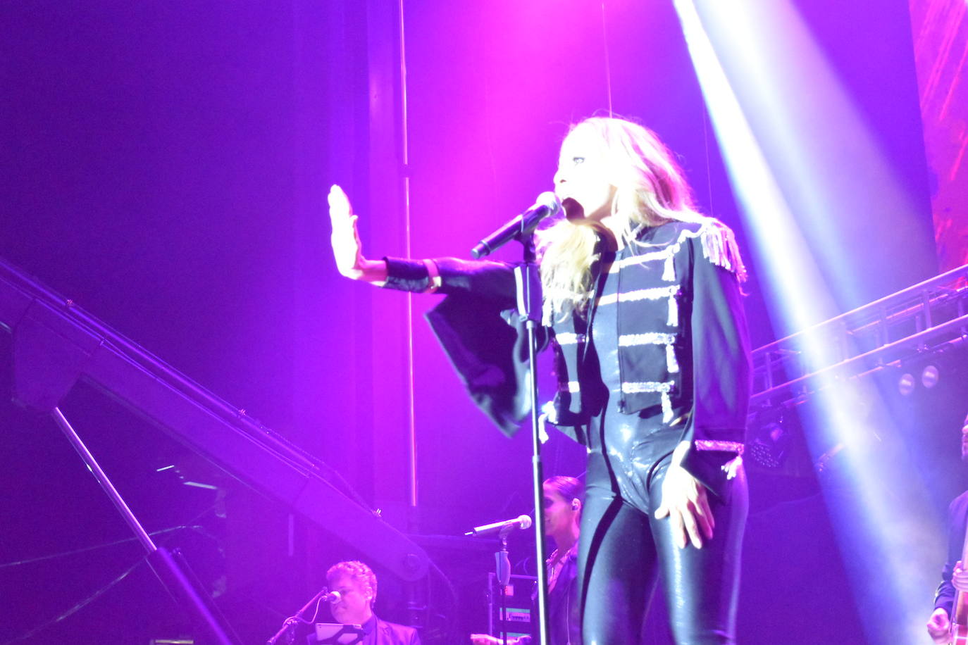 Marta Sánchez encandila a Herrera de Pisuerga