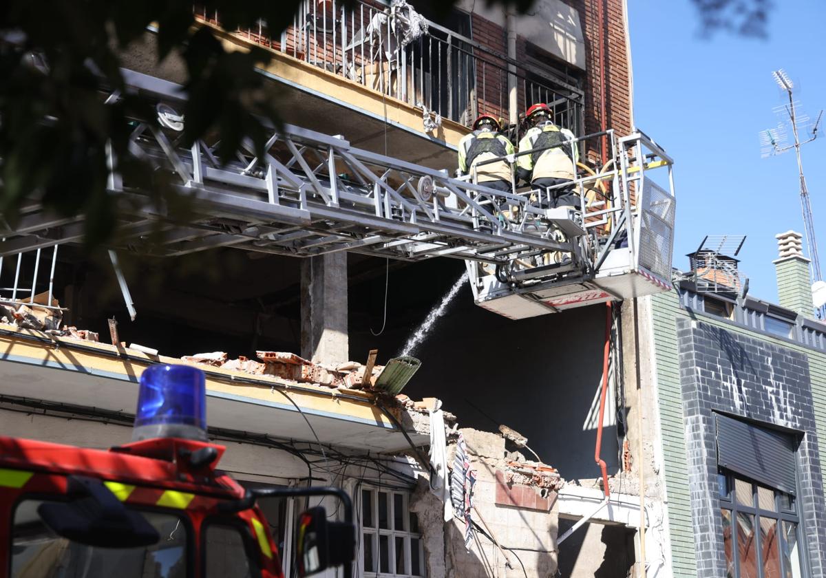 Trabajos de los bomberos para refrescar el inmueble de la calle Goya.