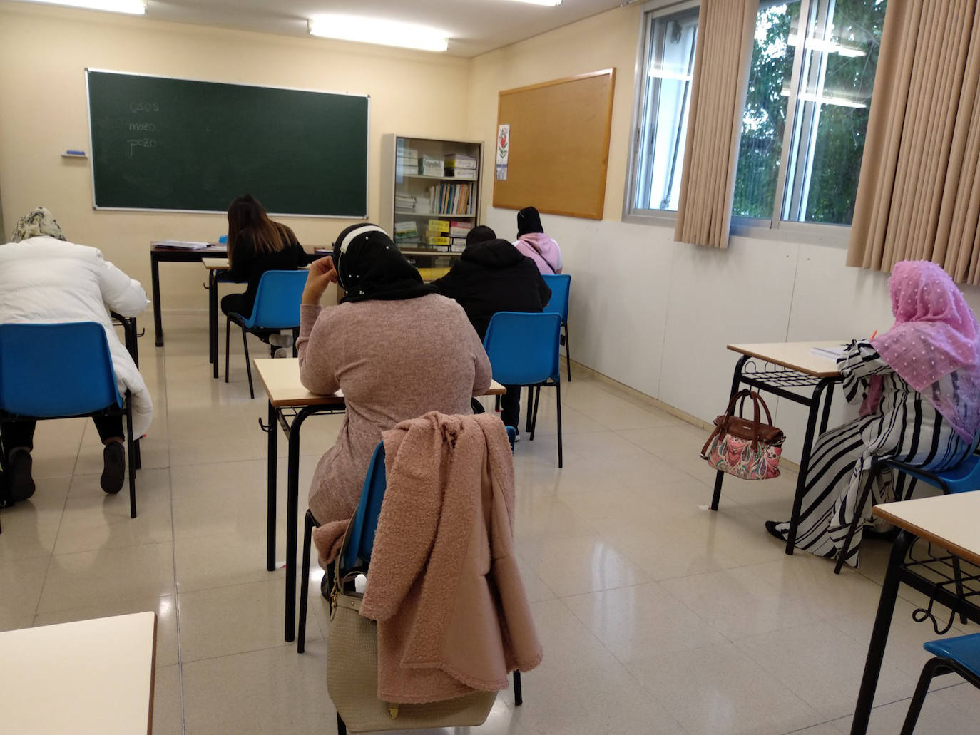 Inmigrantes se forman en la Asociación Vecinal Rondilla, en una imagen de archivo.