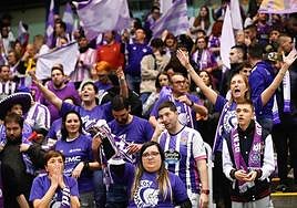 Lo de besarse el escudo