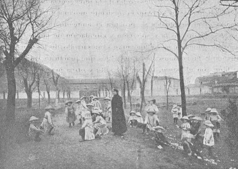 Imagen secundaria 1 - Arriba, el pabellón de la escuela al aire libre de la calle de la Estación; alumnos realizando ejercicios físicos y la primera directora, Aurelia Martín de la Peña.