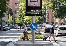 Un termómetro marca 16 grados este jueves por la mañana en Parquesol.