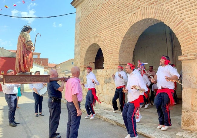 Los danzantes durante la procesión en honor a San Mamés