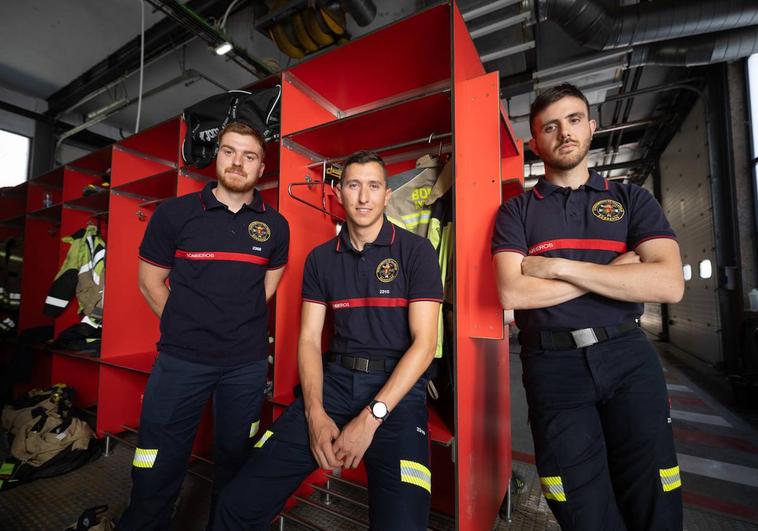 De izquierda a derecha, Alejandro Pérez, Álvaro Mota y Pablo Sanz, en el parque central de Bomberos de Valladolid.