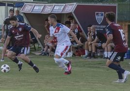 Un jugador de la Segoviana protege el balón en el partido de este miércoles contra el Rayo Majadahonda.