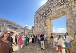 Los vecinos acompañan al director general de patrimonio y al delegado diocesano durante su visita