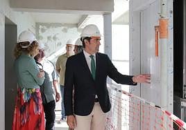 El consejero de Medio Ambiente, Juan Carlos Suárez-Quiñones, este jueves durante la visita a la rehabilitación de unas viviendas en Zamora.