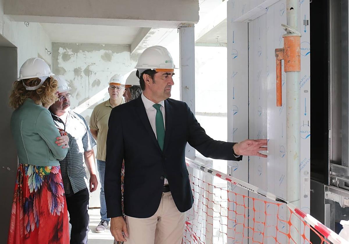 El consejero de Medio Ambiente, Juan Carlos Suárez-Quiñones, este jueves durante la visita a la rehabilitación de unas viviendas en Zamora.