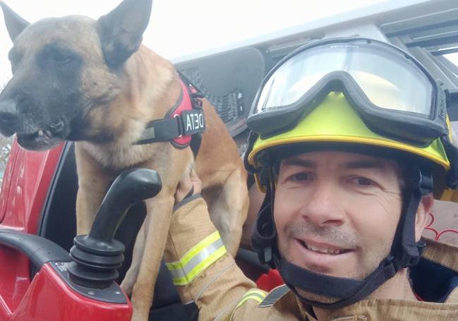 Roberto Martínez, junto a Delta, el perro de rescate que le alertó con su reacción de que la explosión era mucho más que un petardo.