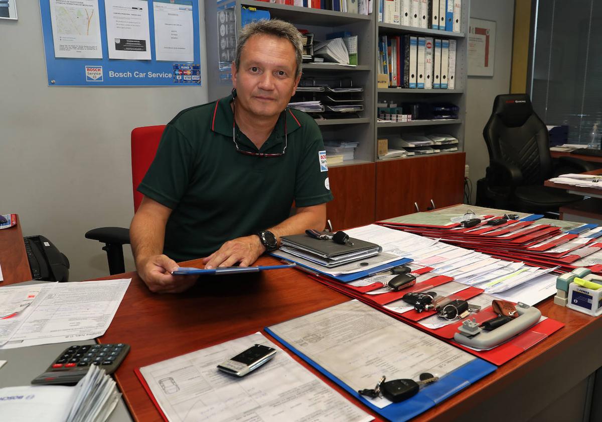 Iván Ríos, en la oficina de su taller.