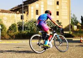 Uno de los participantes del triatlón Desafío Castilla y León en la parte de ciclismo.