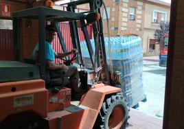 Un hombre utiliza maquinaria para el reparto de agua en Navas de Oro.