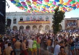 Multitudinario 'zambombazo' en la colorida Plaza Mayor de Íscar.