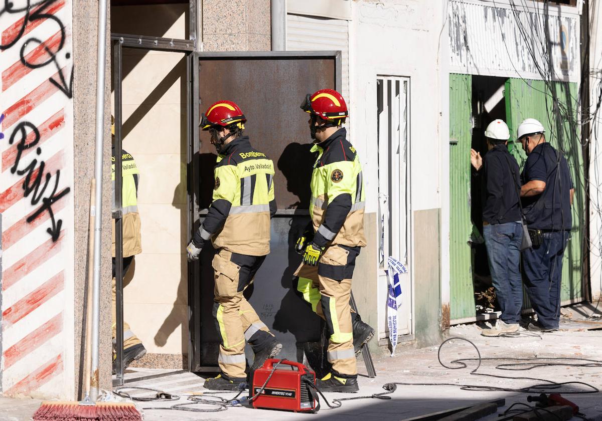 Bomberos comprueban el estado del edificio.