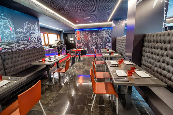Fotografía realizada por el restaurante en donde se muestran las mesas de su interior.