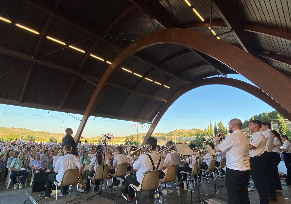 La Wigan Youth Jazz Orchesta durante su actuación en Bodegas Protos.