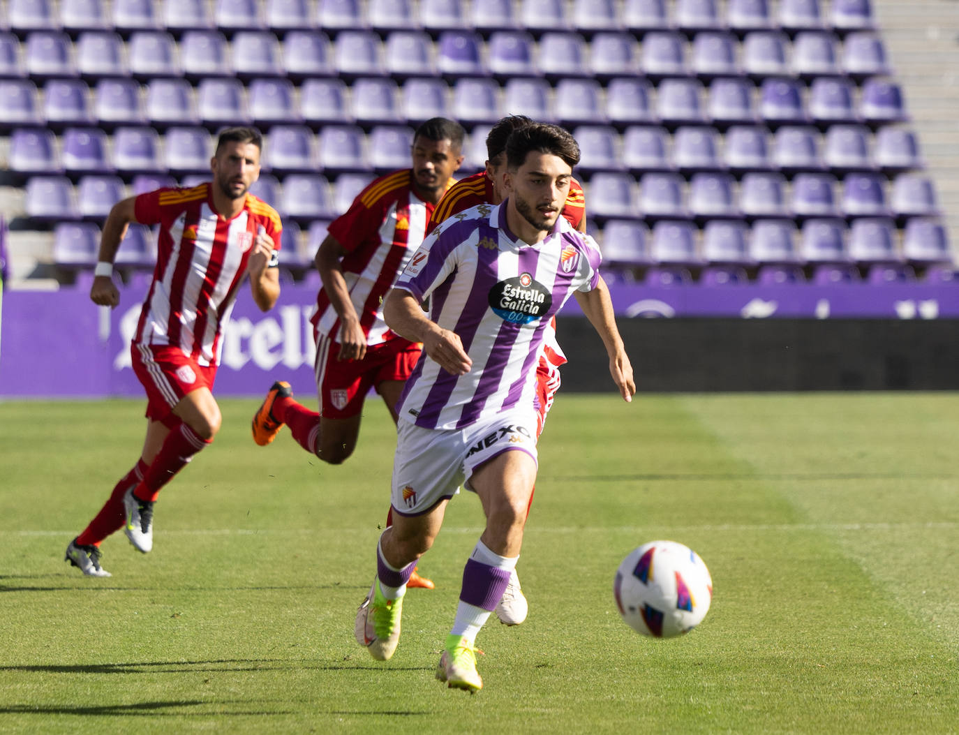 Imágenes del partido entre el Real Valladolid y el AVS Futebol portugués (1/2)