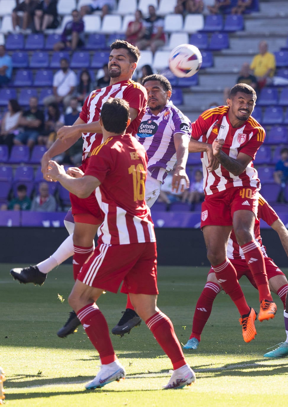 Imágenes del partido entre el Real Valladolid y el AVS Futebol portugués (1/2)