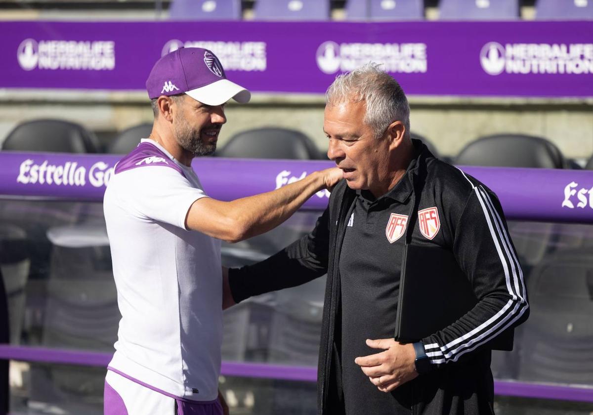 Pezzolano saluda a Jorge Costa, entrenador del AVS Futebol, antes del amistoso disputado en Zorrilla este sábado.