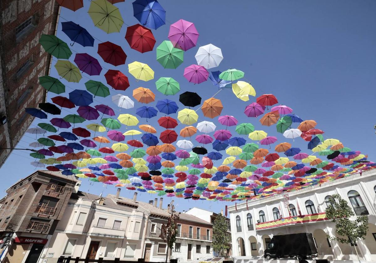 Unos paraguas decoran la villa de Íscar durante sus fiestas.