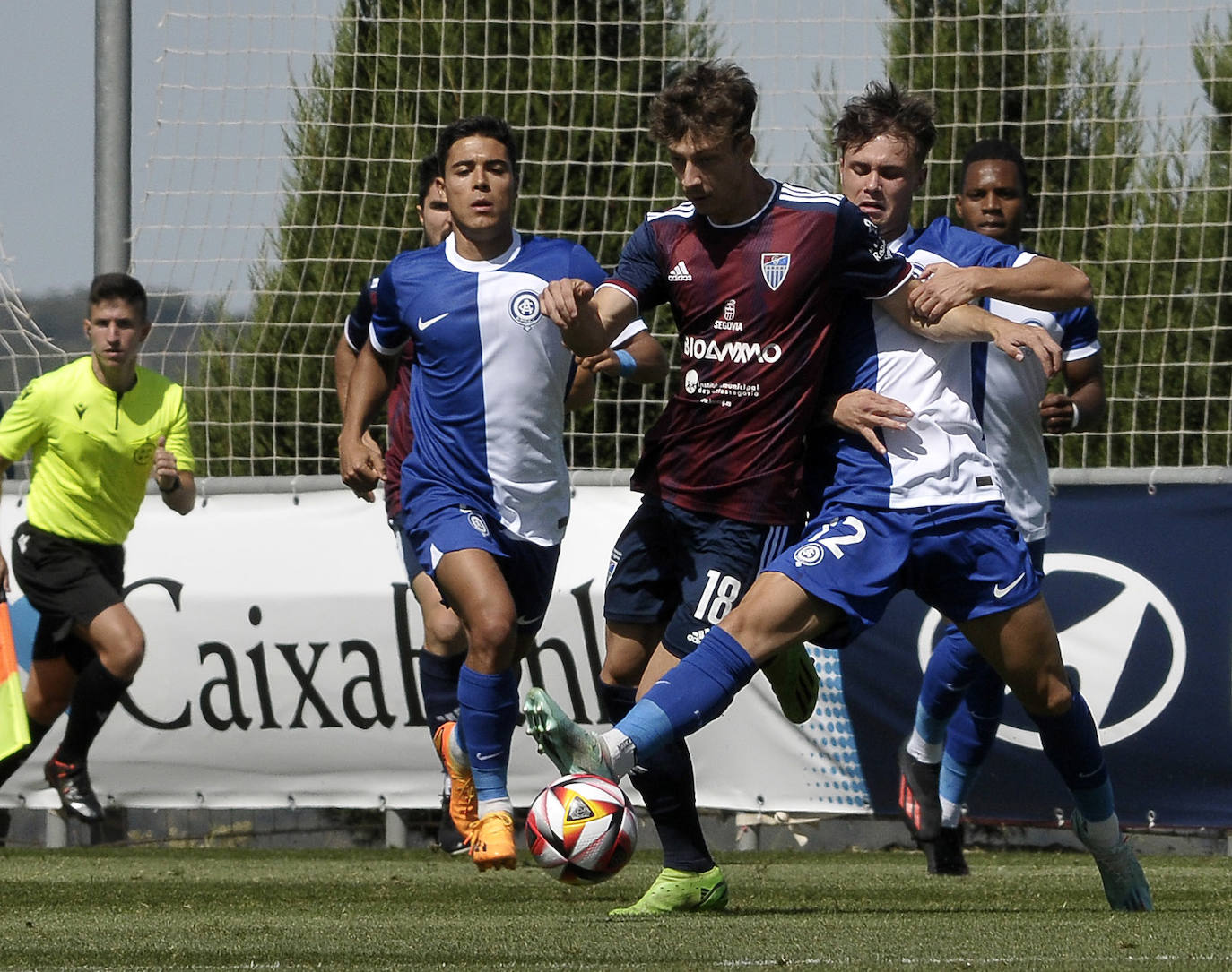 Dani Plomer intenta zafarse de la marca de un jugador rival.