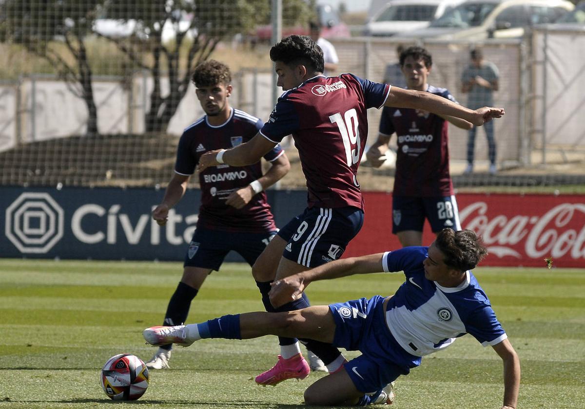 Merencio trata de marcharse de un jugador del Atlético de Madrid B.