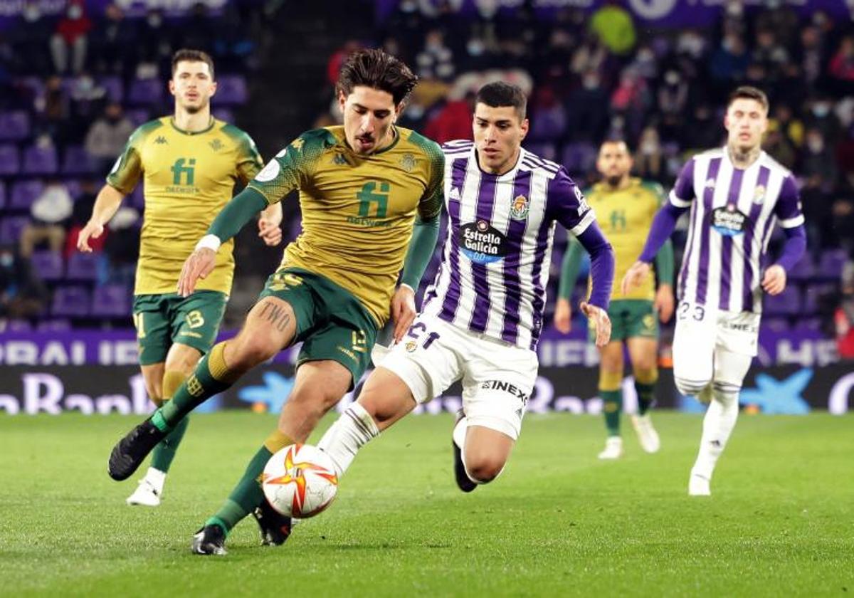 El blanquivioleta Olaza (derecha) disputa un balón a Héctor Bellerín durante el Real Valladolid-Betis de Copa disputado en enero de 2022