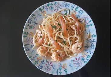 Espaguetis con salmón y langostinos