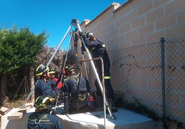 Rescatan a un hombre atrapado en un pozo de quince metros en Tudela