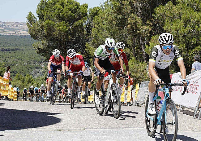 Un estirado pelotón en la última rampa de meta.