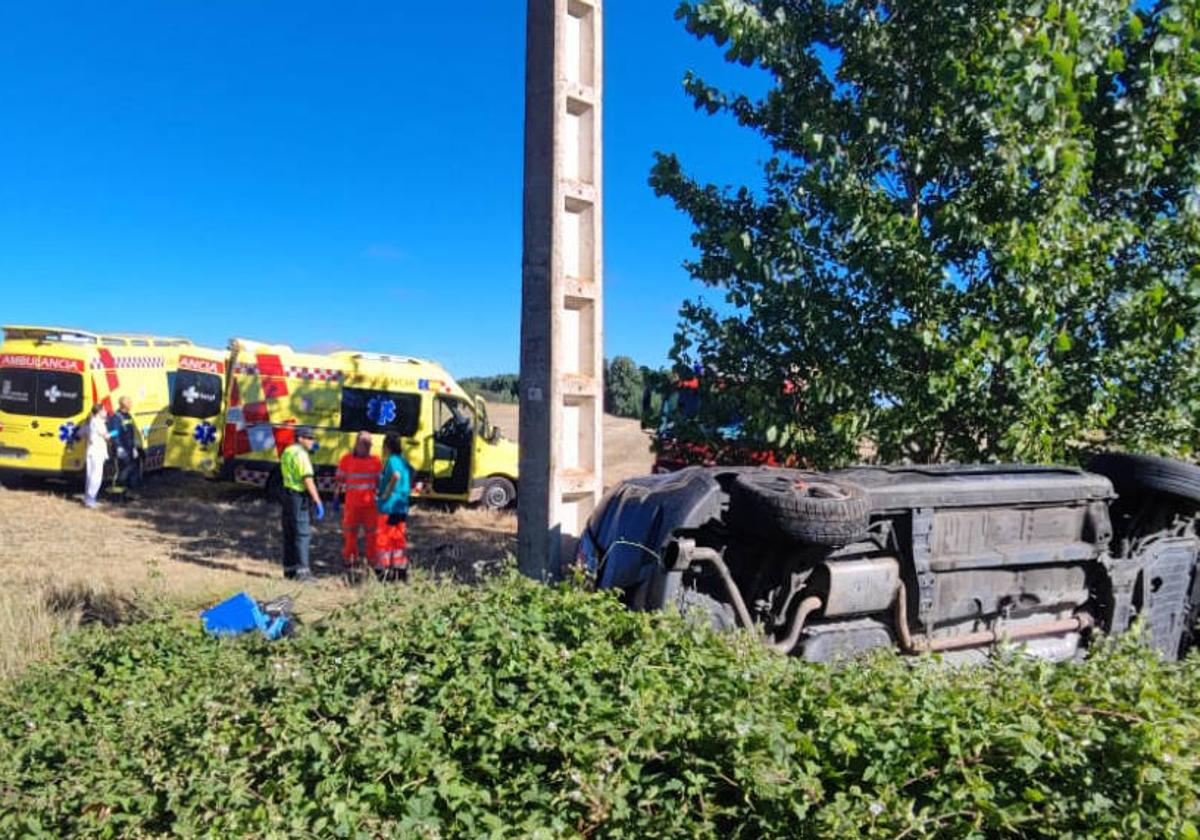 El coche que conducía el fallecido, volcado en el lugar del siniestro.