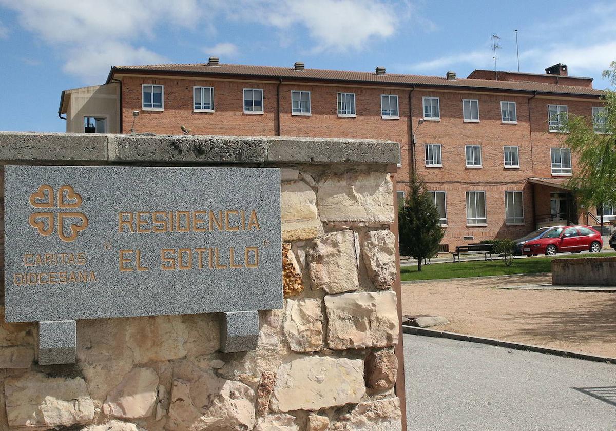 Entrada a la residencia El Sotillo de  Cáritas Diocesana, donde se ha localizado el brote de covid.