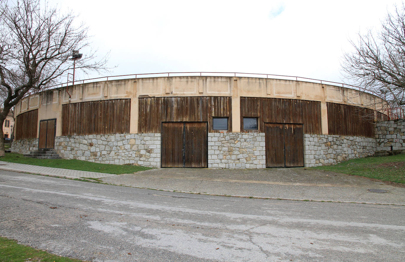 Imagen principal - Plazas de toros de Valsaín, Cantalejo y Cabezuela, tres de las fijas en Segovia. 