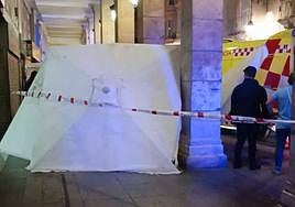 Los servicios sanitarios atienden al hombre de 68 años en la Calle Mayor.