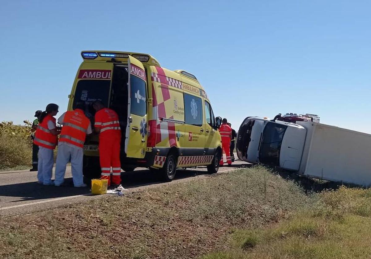 Los servicios sanitarios junto al camión volcado en VA-931.