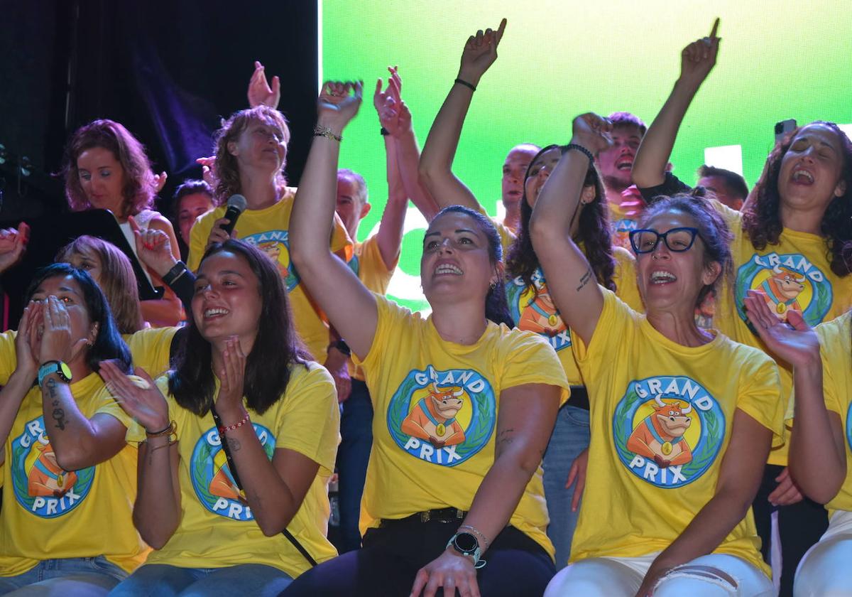 Vecinos de Aguilar reviven la participación en el concurso, en la retransmisión esta noche en la Plaza de España.