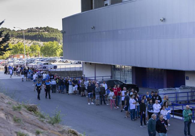 Cola en las oficinas del Real Valladolid para tramitar los nuevos abonos.