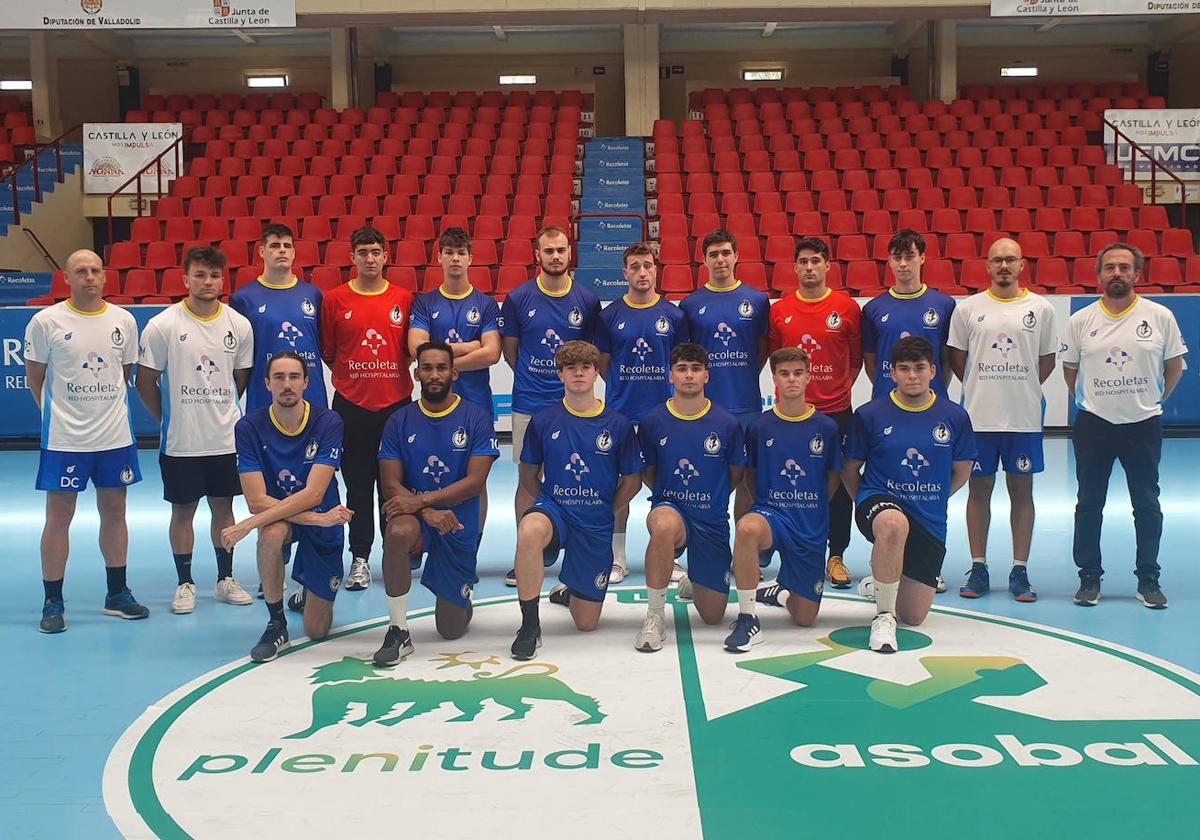 La plantilla del Recoletas Itesal antes de comenzar el primer entrenamiento de la pretemporada.