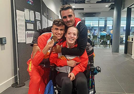 Luis Huerta y Marta Fernández posan con sus medallas, junto a su entrenador Raúl Carrasco, en el Mundial de Manchester.