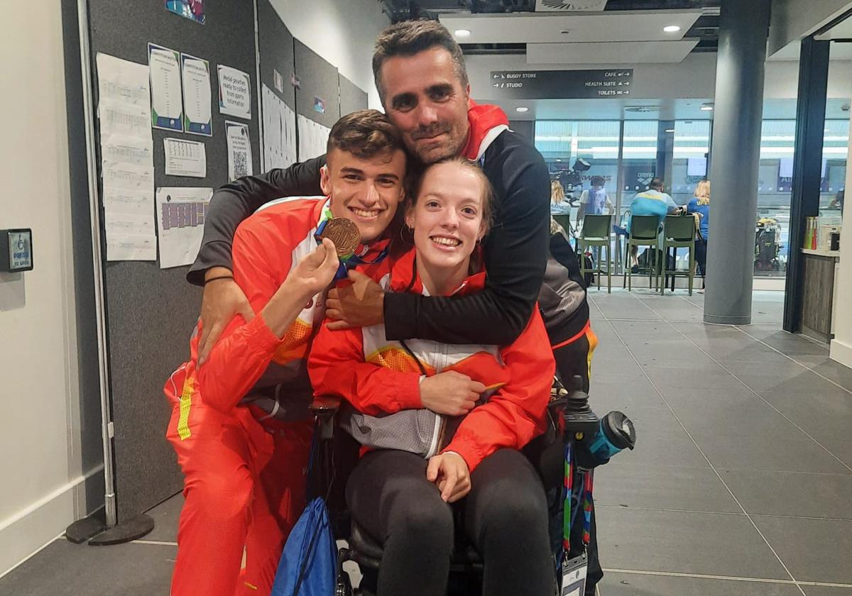 Luis Huerta y Marta Fernández posan con sus medallas, junto a su entrenador Raúl Carrasco, en el Mundial de Manchester.