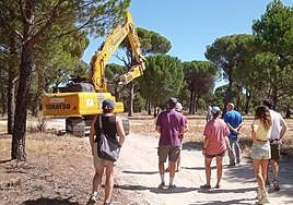 Vecinos de Nava de la Asunción se interponen en el camino de una máquina.