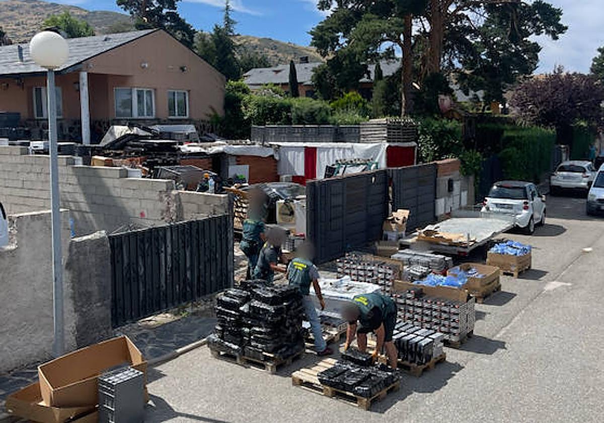 Agentes de la Guardia Civil sacan del chalé las baterías de litio.