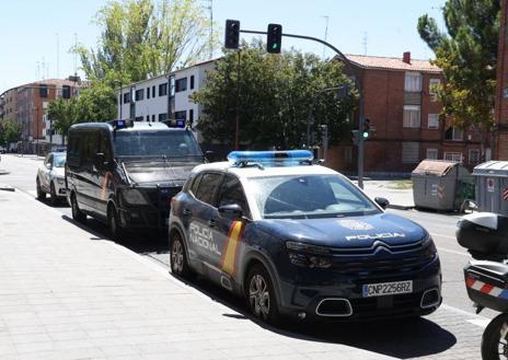 Imagen secundaria 1 - Despliegue policial al mediodía de este lunes en el 29 de Octubre.