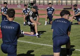 Nacho Gonzalo, en el centro, durante un entrenamiento de pretemporada de la Segoviana.