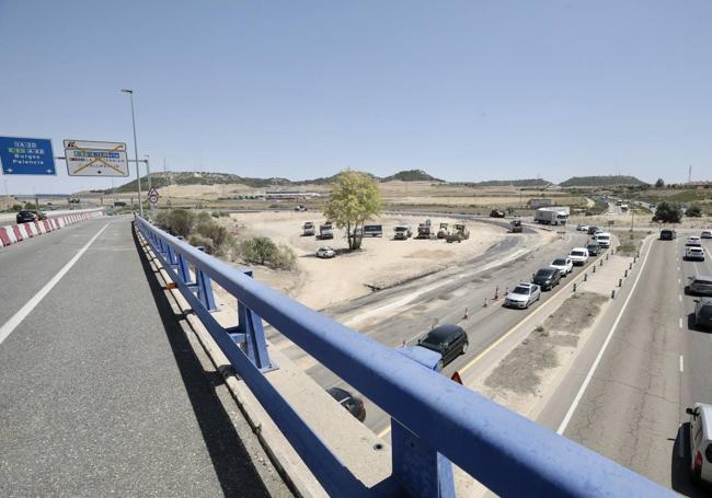 Obras, desde la ronda exterior (con el acceso ahora cortado), donde se generan atascos de acceso a la rotonda.