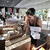 El adelanto de la hora de cierre por el calor divide al mercadillo
