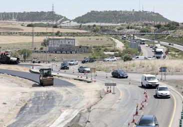 Las obras de asfaltado ya muestran el nuevo carril de la rotonda de La Cistérniga